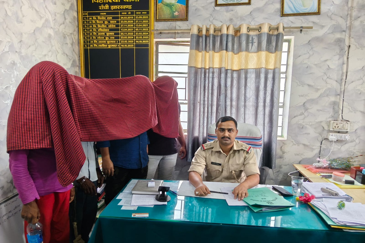 पिठोरिया पुलिस को मिली सफलता, चार फरार अभियुक्त और वारंटी गिरफ्तार