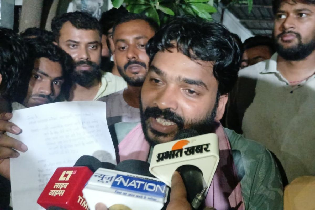 ‘गोली मार दीजिए लेकिन हम यहीं बैठेंगे’, FIR दर्ज नहीं होने पर भयंकर गुस्से में रौशन आनंद, बोले- फैजल खान ने कराई हत्या