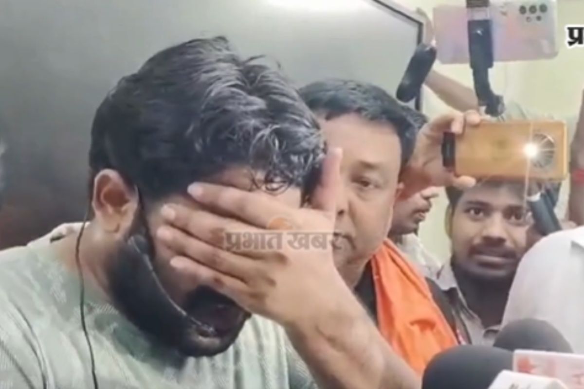 प्रेस कॉन्फ्रेंस में रो पड़े रौशन आनंद, खान सर पर लगाए कई आरोप, CBI जांच की मांग की