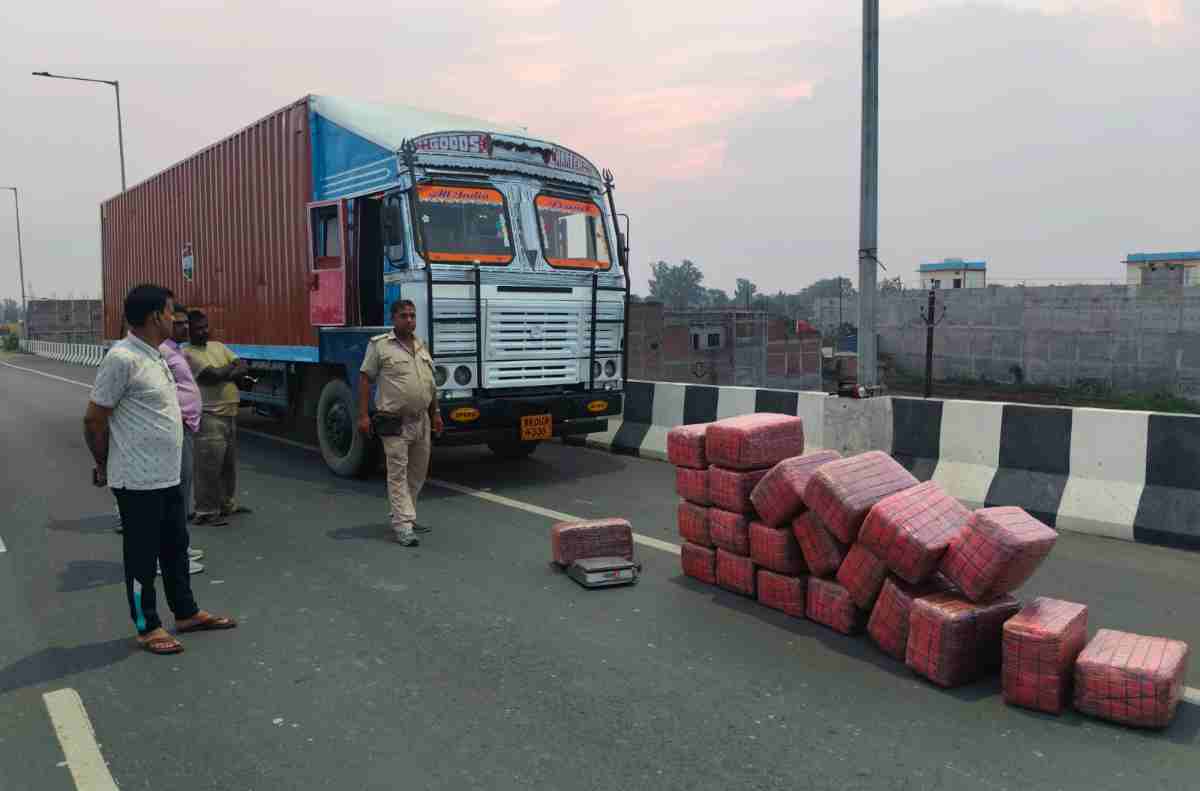 Raxaul Border Smuggling: रक्सौल बॉर्डर पर बड़ी कार्रवाई, ट्रक से 3.5 क्विंटल गांजा बरामद, चालक गिरफ्तार