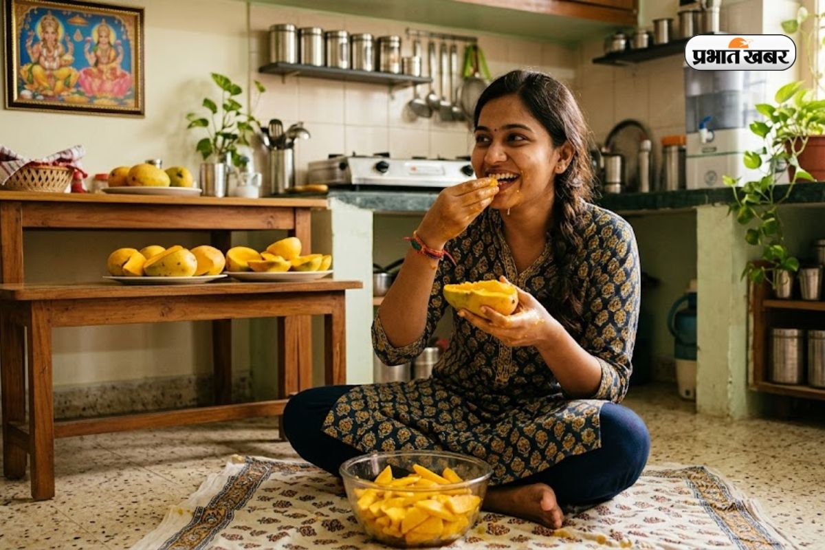आम खाने से पहले रुकिए, आपकी ये आदत बन सकती है पिंपल्स और पेट खराब होने की वजह