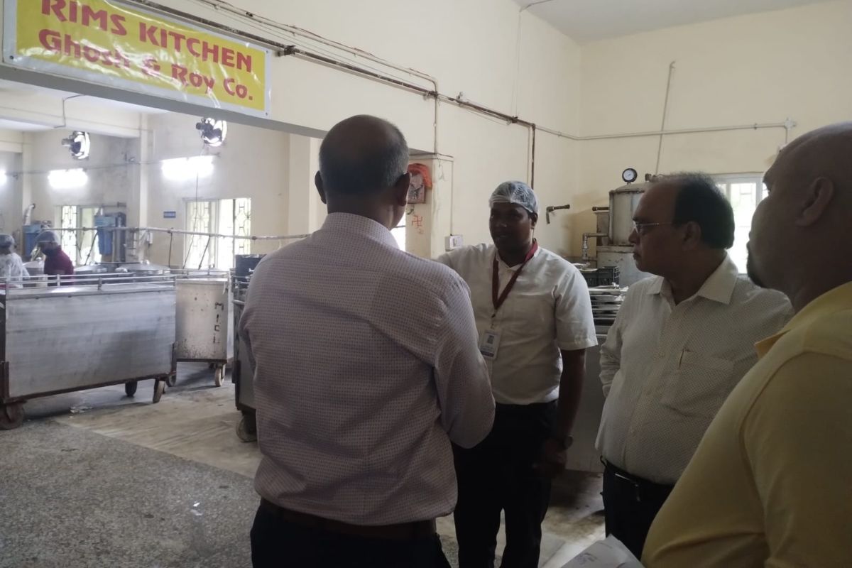 रिम्स के सेंट्रल किचन में गंदगी देख भड़के डायरेक्टर, औचक निरीक्षण में मेडिसिन विभाग भी पहुंचे