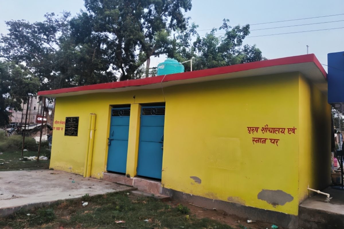 सहरसा में 7.49 लाख से बना शौचालय महीनों से बंद, ब्लॉक ऑफिस पहुंचने वाली महिलाओं की बढ़ी परेशानी