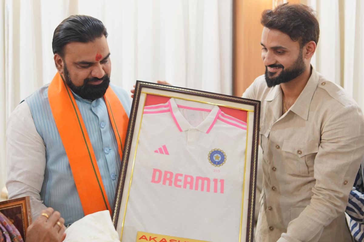 सीएम सम्राट चौधरी ने गांव पहुंचकर आकाशदीप को दी बधाई, मां ने शॉल ओढ़ाकर किया स्वागत