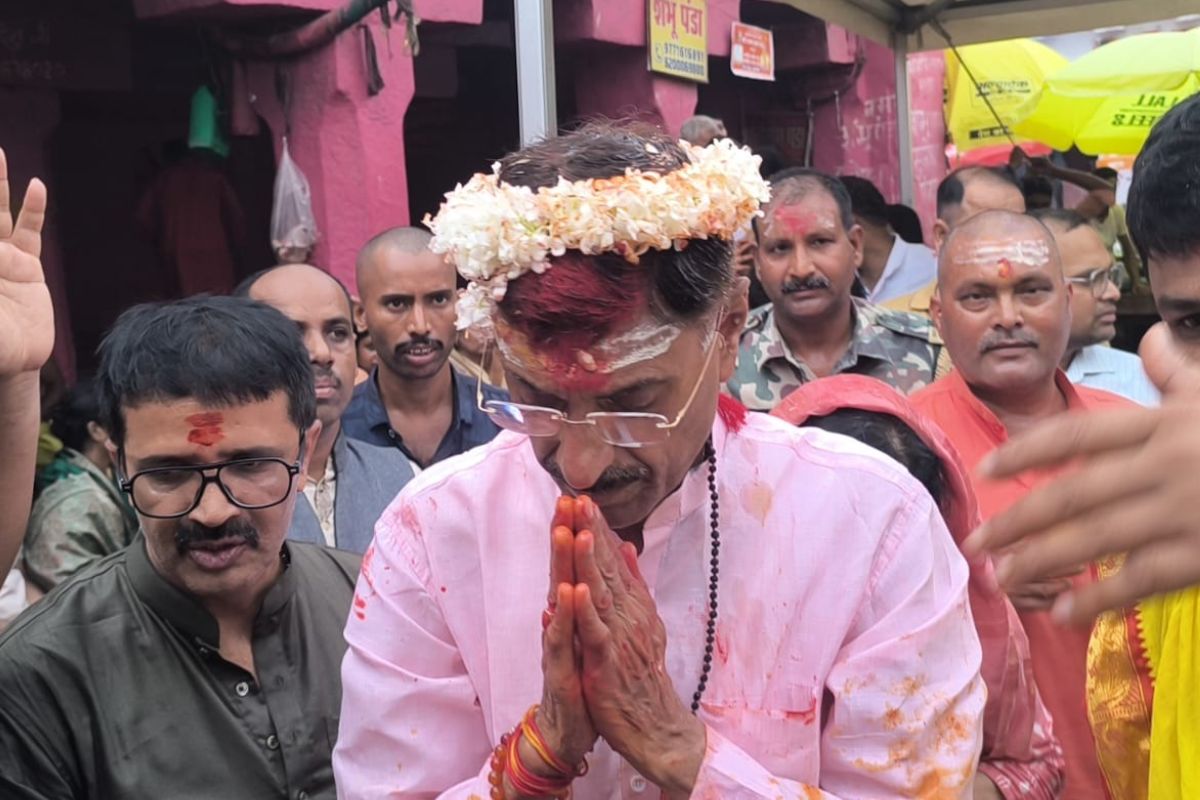 बाबा बैद्यनाथ के दरबार पहुंचे रक्षा राज्य मंत्री संजय सेठ, देश की समृद्धि की कामना