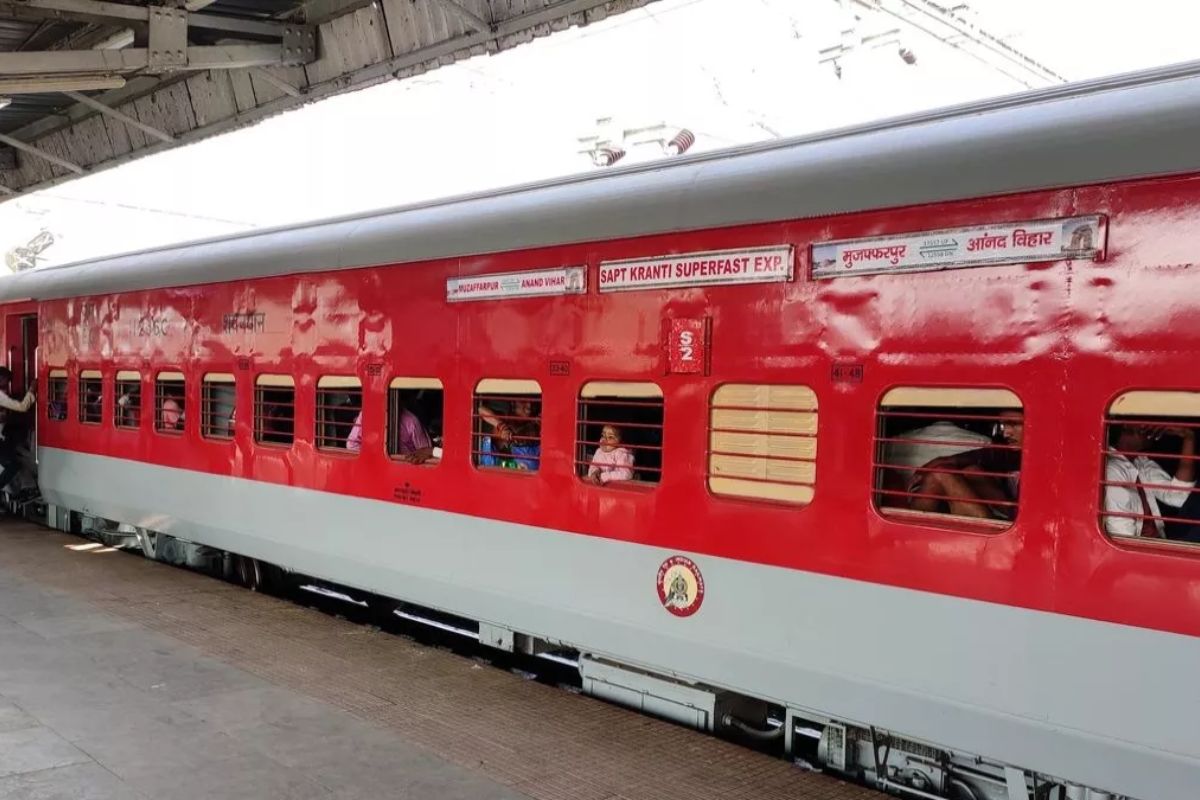 सप्तक्रांति एक्सप्रेस की पेंट्री में विदेशी शराब ला रहा था मैनेजर, RPF ने बिहार के इस स्टेशन पर किया भंडाफोड़