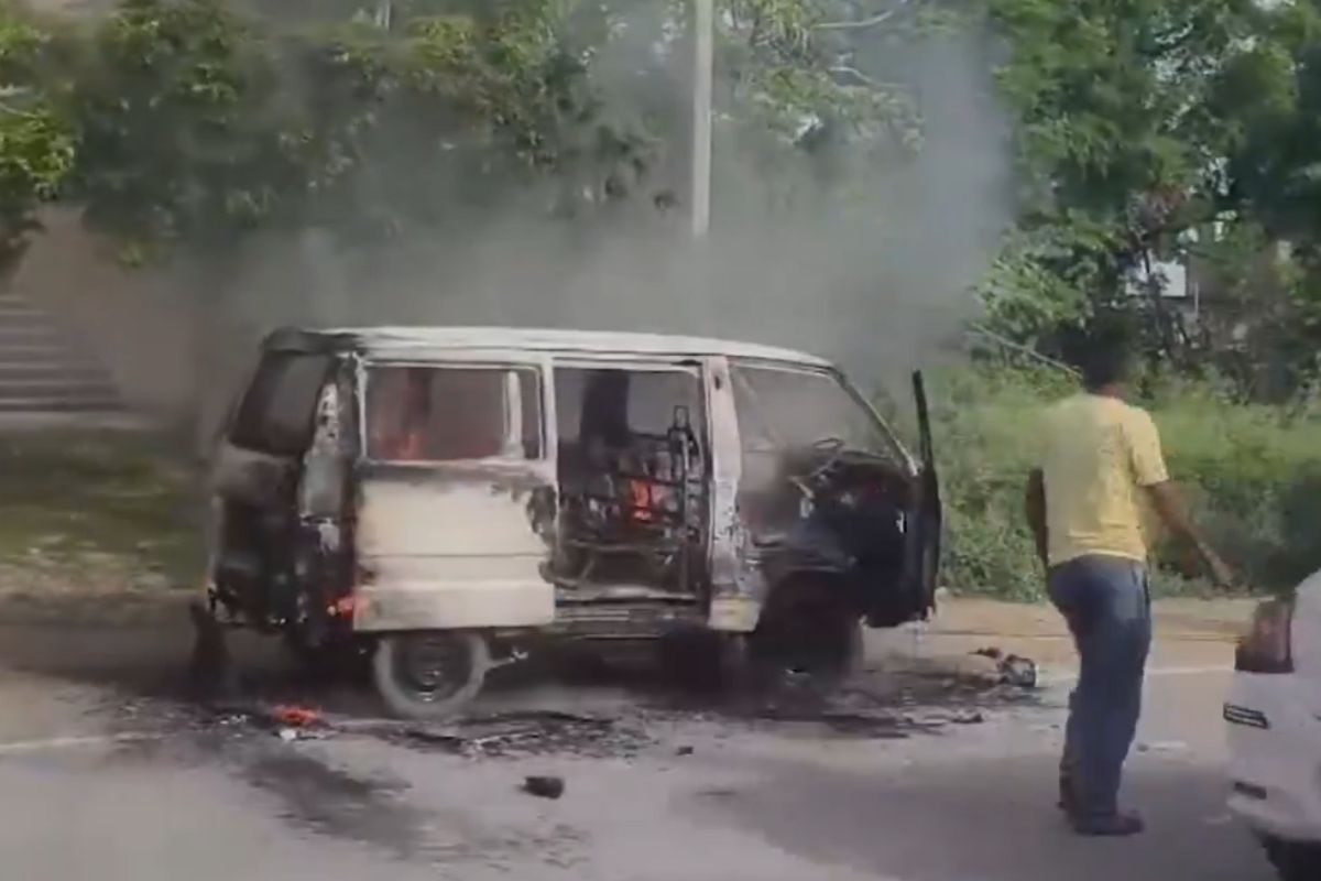 Video: स्कूल जा रहे थे बच्चे, तभी वैन में लग गई आग, गाड़ी पूरी तरह जलकर खाक