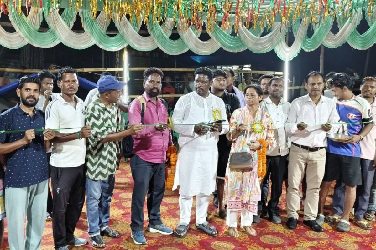 सरायकेला के मरांगहातु में बिखरी छऊ नृत्य की सतरंगी छटा, कलाकारों ने बांधा समां