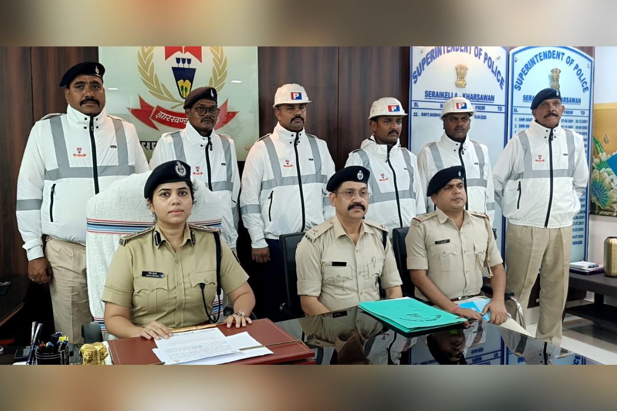 सरायकेला-खरसावां : भीषण गर्मी में पुलिसकर्मियों को राहत, एसपी ने बांटे कूलिंग जैकेट