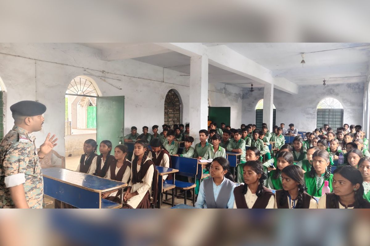 सरायकेला के चौका हाई स्कूल में पुलिस का जागरूकता अभियान, स्टूडेंट्स को बताए गए कानूनी अधिकार