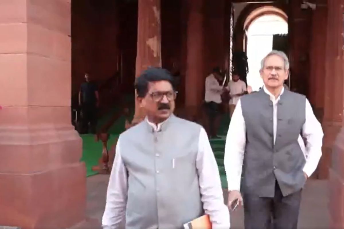 शिंदे गुट में शामिल हुए 6 सांसद: शिवसेना (UBT) नेताओं ने फिर खटखटाया लोकसभा अध्यक्ष का दरवाजा