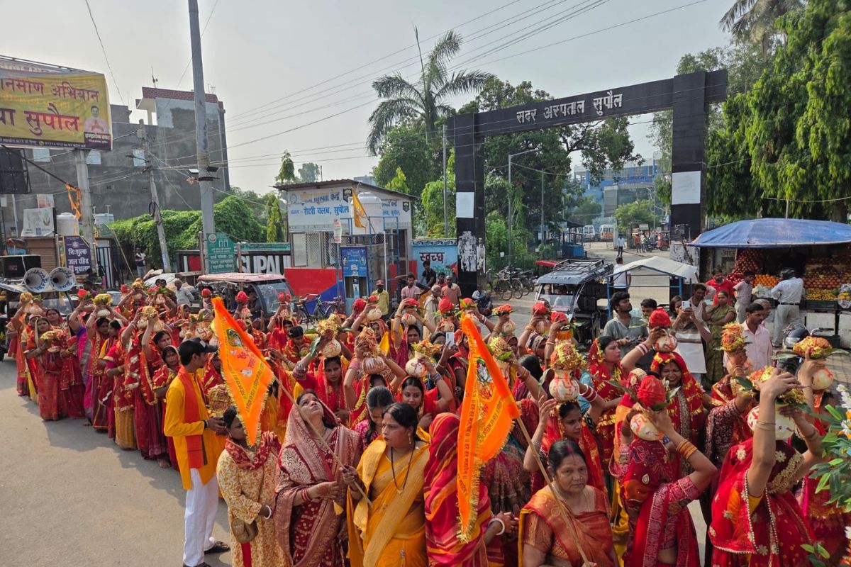 सुपौल में 301 कन्याओं की भव्य कलश यात्रा से गूंजा सदर प्रखंड परिसर, पार्वती माता मंदिर प्राण-प्रतिष्ठा महोत्सव शुरू