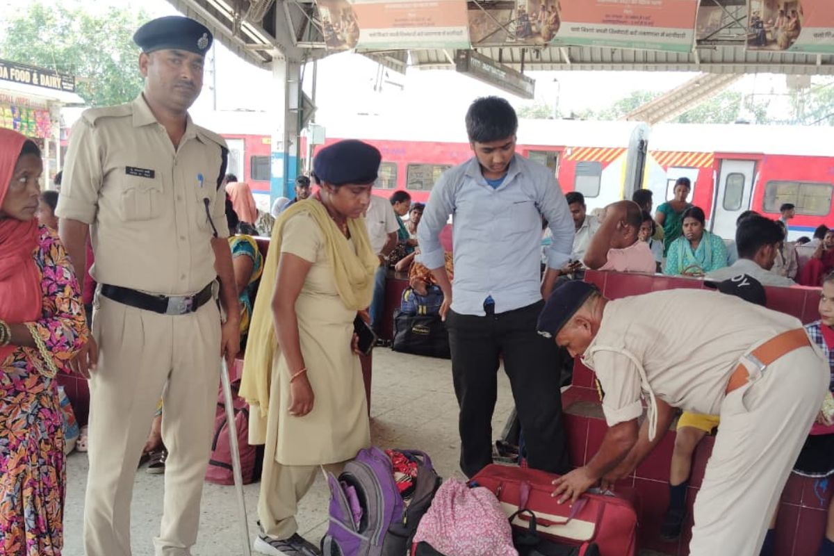 मद्य निषेध सिपाही भर्ती परीक्षा को लेकर तीन रेलवे स्टेशनों पर फ्लैग मार्च
