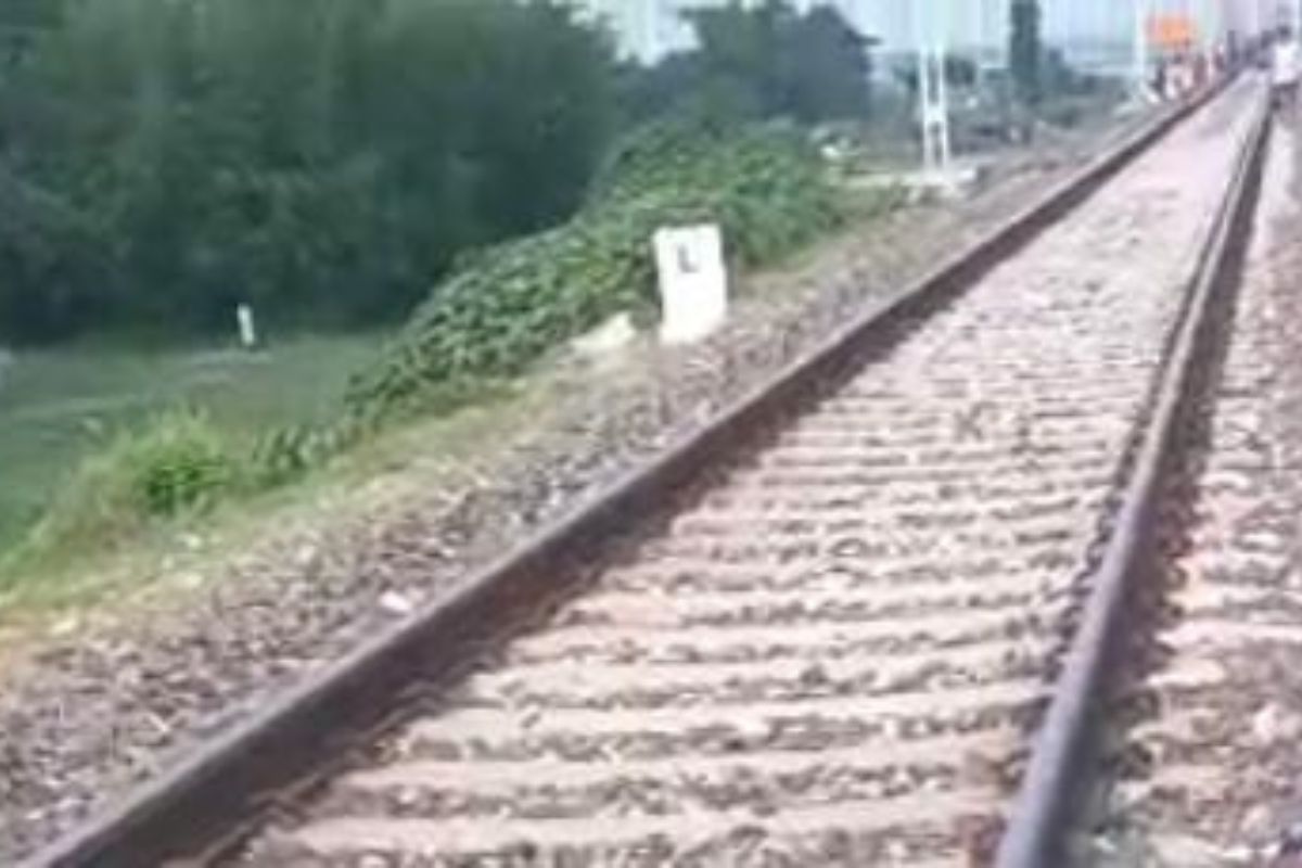 ट्रेन की चपेट में आने से युवक की मौत, टेढ़ागाछ के भेलागुड़ी गांव में पसरा मातम