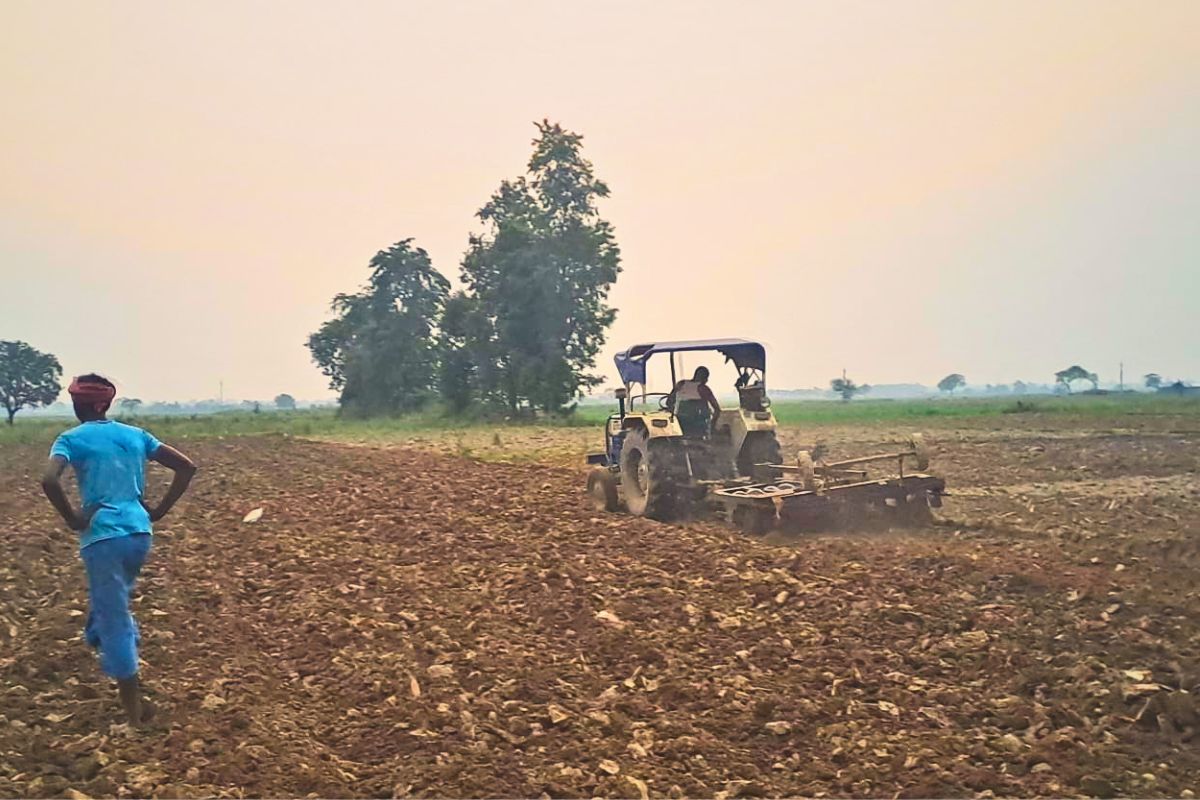 बारिश का इंतजार छोड़ किसानों ने शुरू की धान की बोआई, पंपसेट के सहारे तैयार हो रहे खेत
