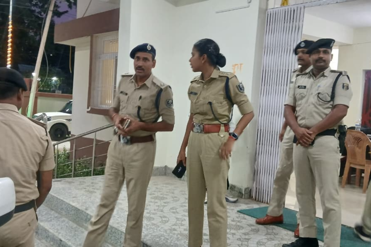 देर रात अचानक पटना सिटी के थानों में पहुंचीं एसपी, लंबित केस में लापरवाही देख भड़कीं, लगाई फटकार