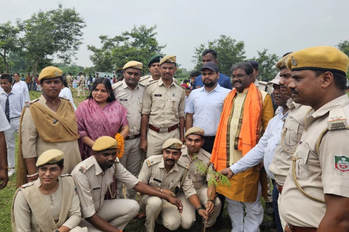 रहिकपुर वन क्षेत्र में हरित यज्ञ, प्रभारी मंत्री डॉ. रामचंद्र प्रसाद ने किया 10 हजार पौधों का महा-वृक्षारोपण