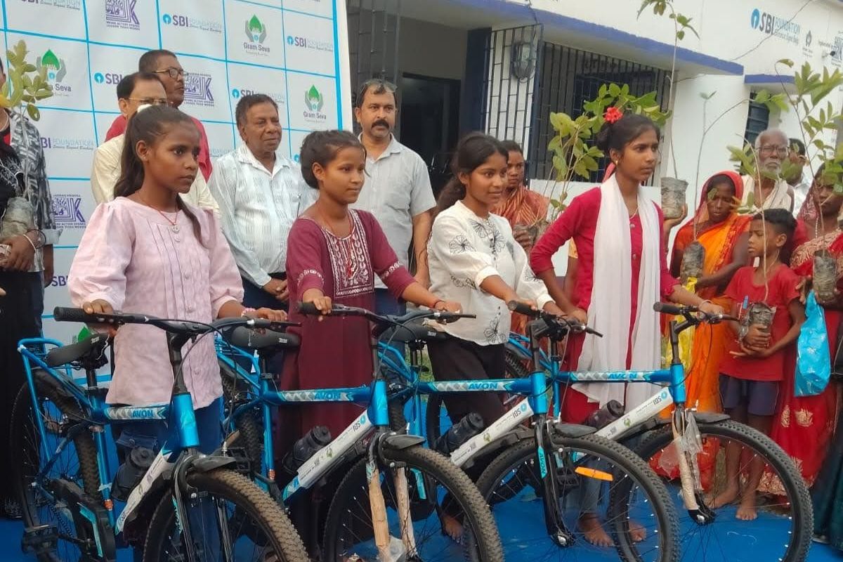 श्रीनगर में पर्यावरण, स्वरोजगार और शिक्षा को बढ़ावा देने के लिए बांटे गए पौधे, बकरियां और साइकिलें