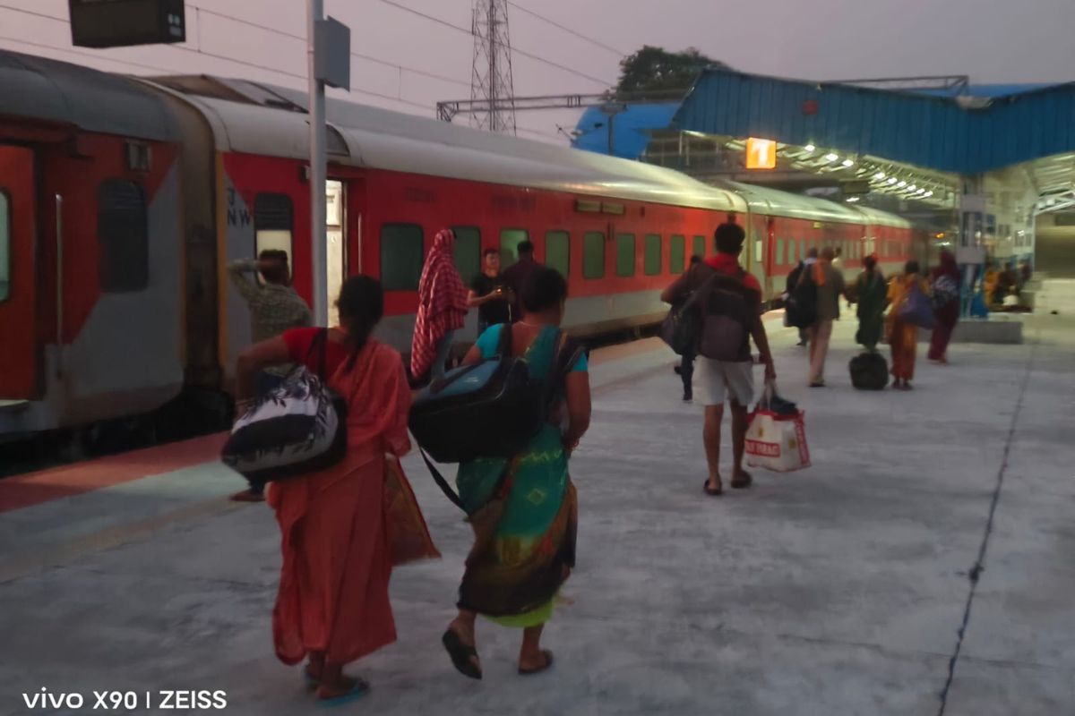 ठाकुरगंज स्टेशन पर बदइंतजामी की शिकार हुई गरीब नवाज एक्सप्रेस: न पीने का पानी, न चालू शौचालय