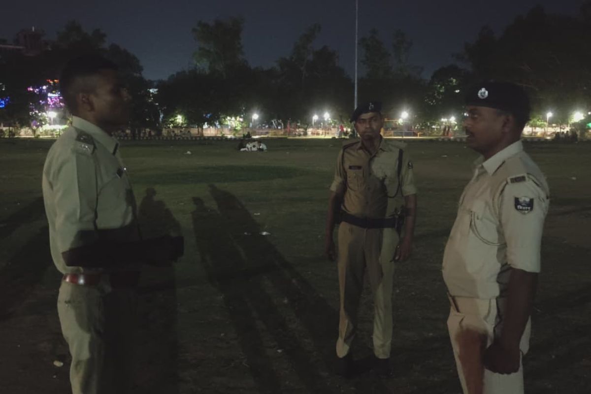 आरा के रमना मैदान में देर रात एसपी का औचक निरीक्षण, सुरक्षा बढ़ाने के दिए निर्देश, लोगों से सतर्क रहने की अपील