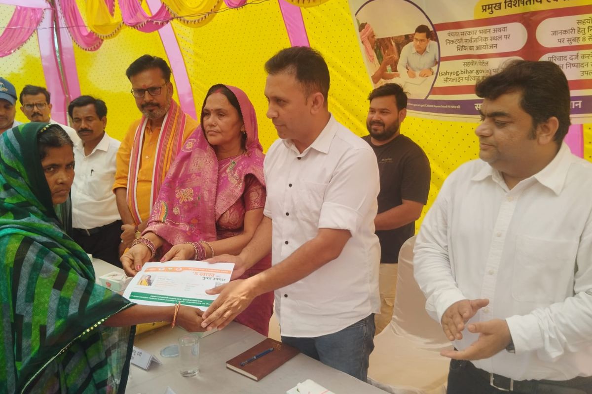 बक्सर के सहयोग शिविर में देर से पहुंचे राजस्व विभाग के अधिकारी, विधायक ने सुनी लोगो की समस्या