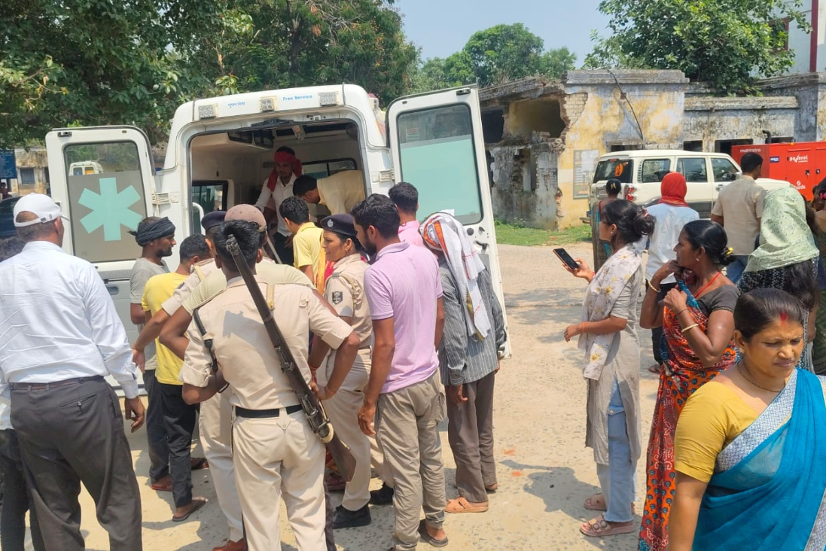 नवादा के पकरीबरावां के करतारा मोड़ पर ट्रैक्टर और बाइक की भीषण टक्कर, हादसे में युवक का पैर कटा, हालत नाजुक, रेफर