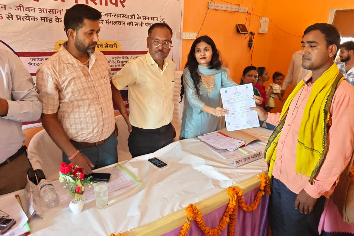 रोहतास के मोडिहा में सहयोग शिविर का प्रभारी सचिव ने किया निरीक्षण, 45 आवेदनों का ऑन-द-स्पॉट हुआ निपटारा