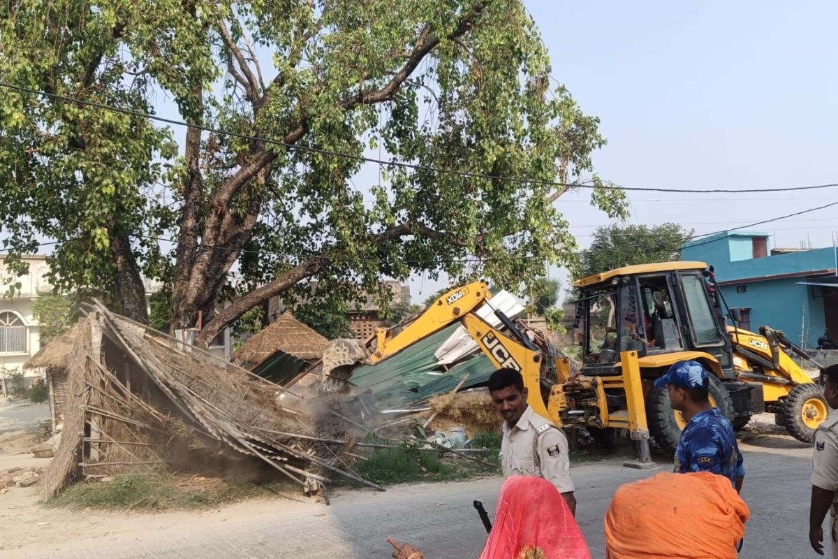 तरैया में सरकारी जमीन से हटाया गया अतिक्रमण, प्रशासन की बड़ी कार्रवाई