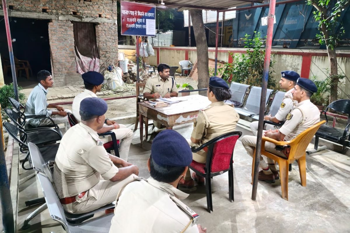 मांझी और रिविलगंज थाने पहुंचे एसएसपी, लंबित मामलों के शीघ्र निष्पादन का निर्देश