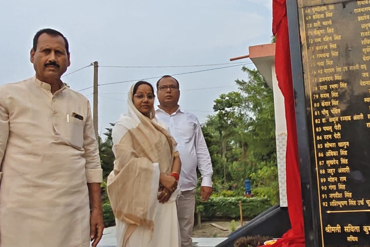 महुआ में शिक्षा के पुरोधाओं को मिला सम्मान, कीर्ति स्तंभ का हुआ लोकार्पण