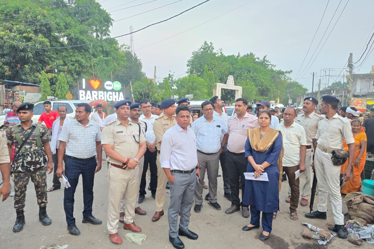 शेखपुरा में 40 फीट की सड़क रह गई सिर्फ 6 फीट की, जाम देख भड़के DM; नगर परिषद को वेंडर जोन बनाने का निर्देश