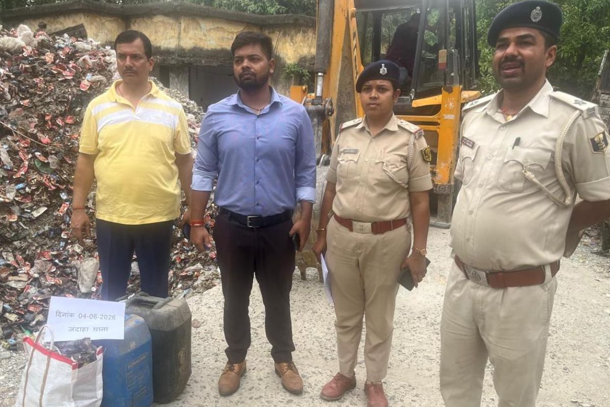 महुआ में बड़ी कार्रवाई, सैकड़ों लीटर शराब जेसीबी से नष्ट