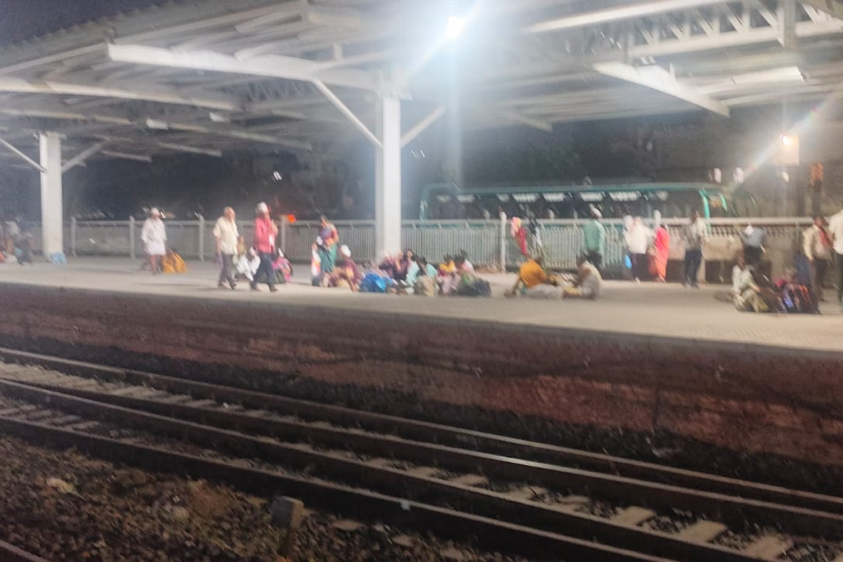 हटिया-पूर्णिया कोर्ट एक्सप्रेस में ब्रेक बाइंडिंग से मचा हड़कंप, हजारीबाग रोड स्टेशन पर रुकी रही ट्रेन; यात्री परेशान