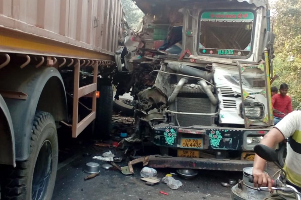 सकरी गांव के पास दो ट्रकों की आमने-सामने टक्कर में चालक गंभीर रूप से घायल