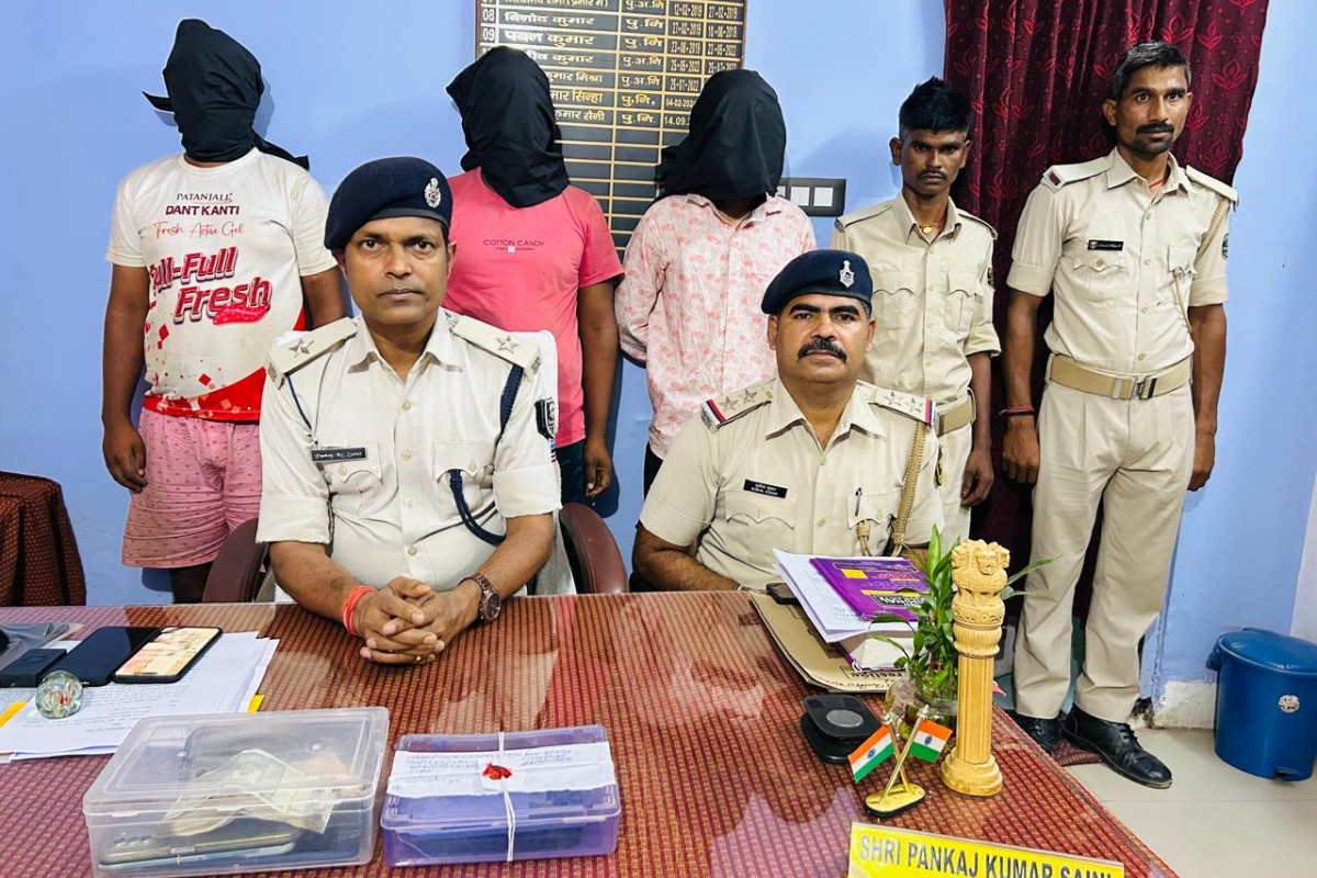 नवादा में बजाज फाइनेंस के नाम पर ठगी करते 4 शातिर साइबर अपराधी गिरफ्तार, सादे लिबास में पहुंची पुलिस ने दबोचा