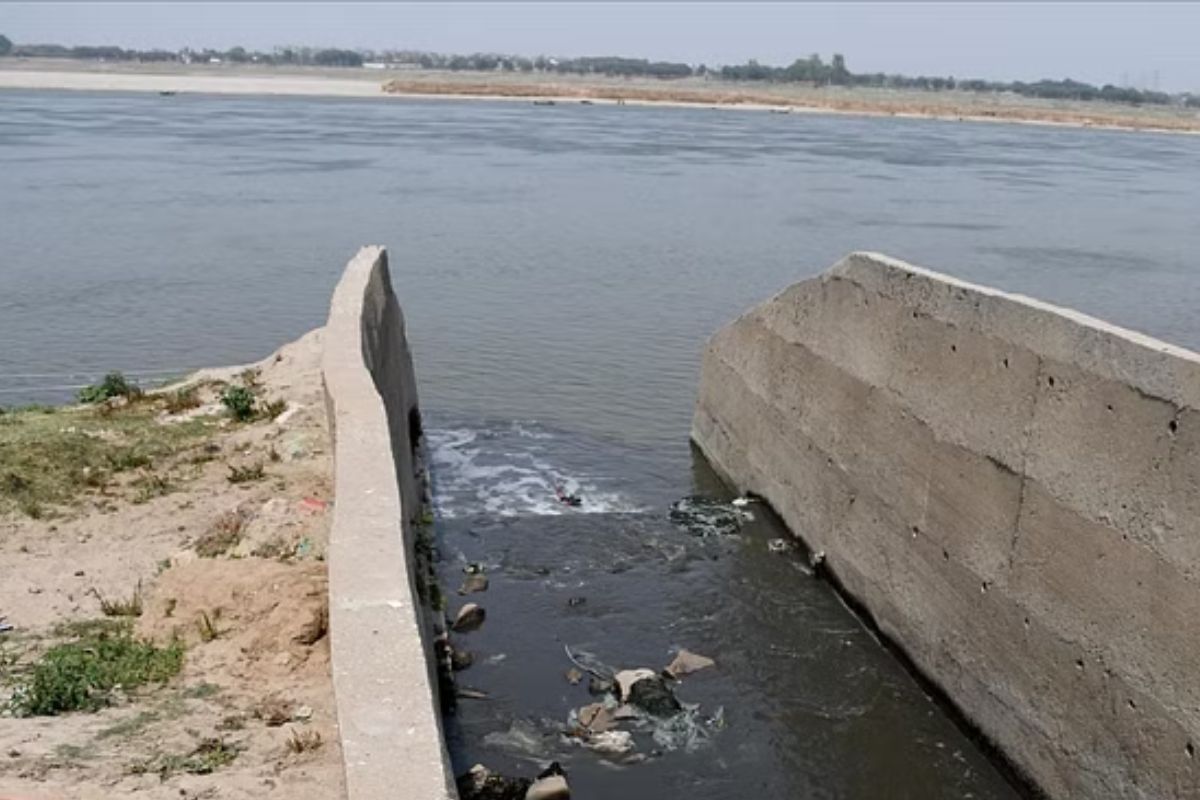अरवल में सोन नदी में बह रहा शहर का गंदा पानी, वर्षों से अटकी ट्रीटमेंट प्लांट योजना पर उठे सवाल