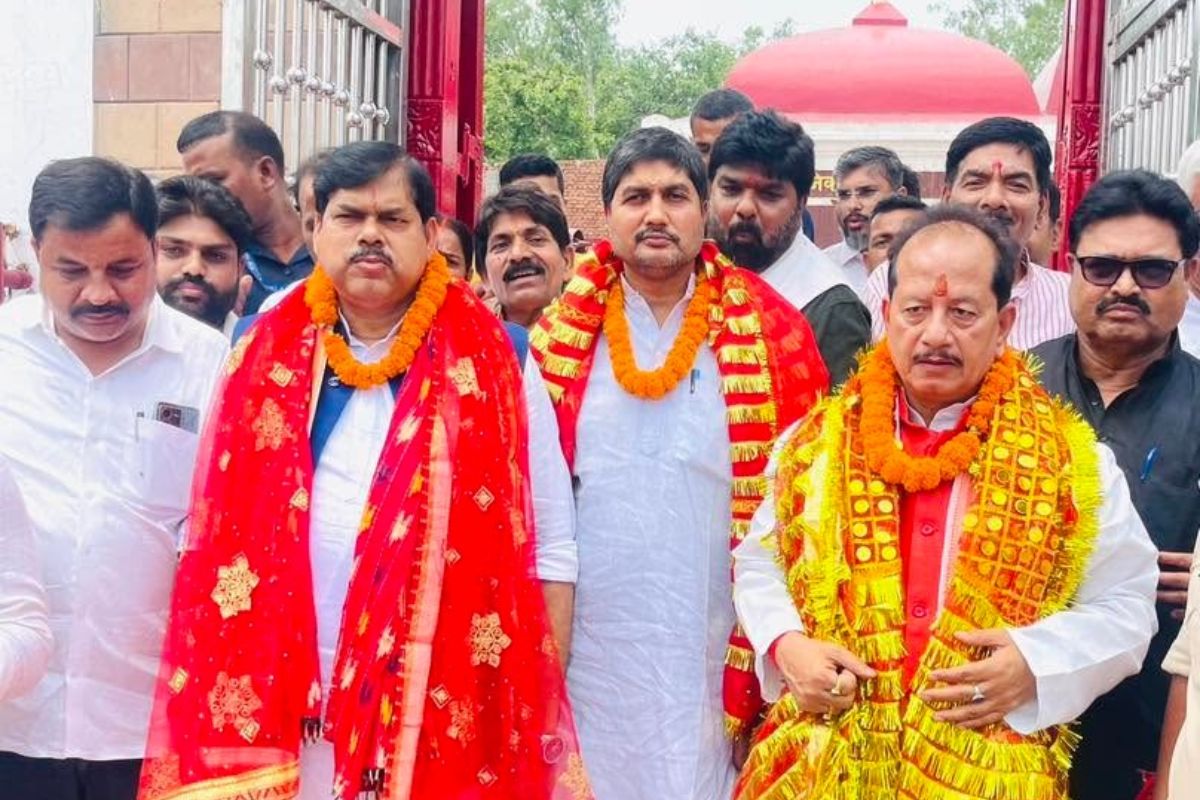 थावे शक्तिपीठ पहुंचे कृषि व शिक्षा मंत्री, पूजा-अर्चना कर सुख-समृद्धि व शांति की कामना की