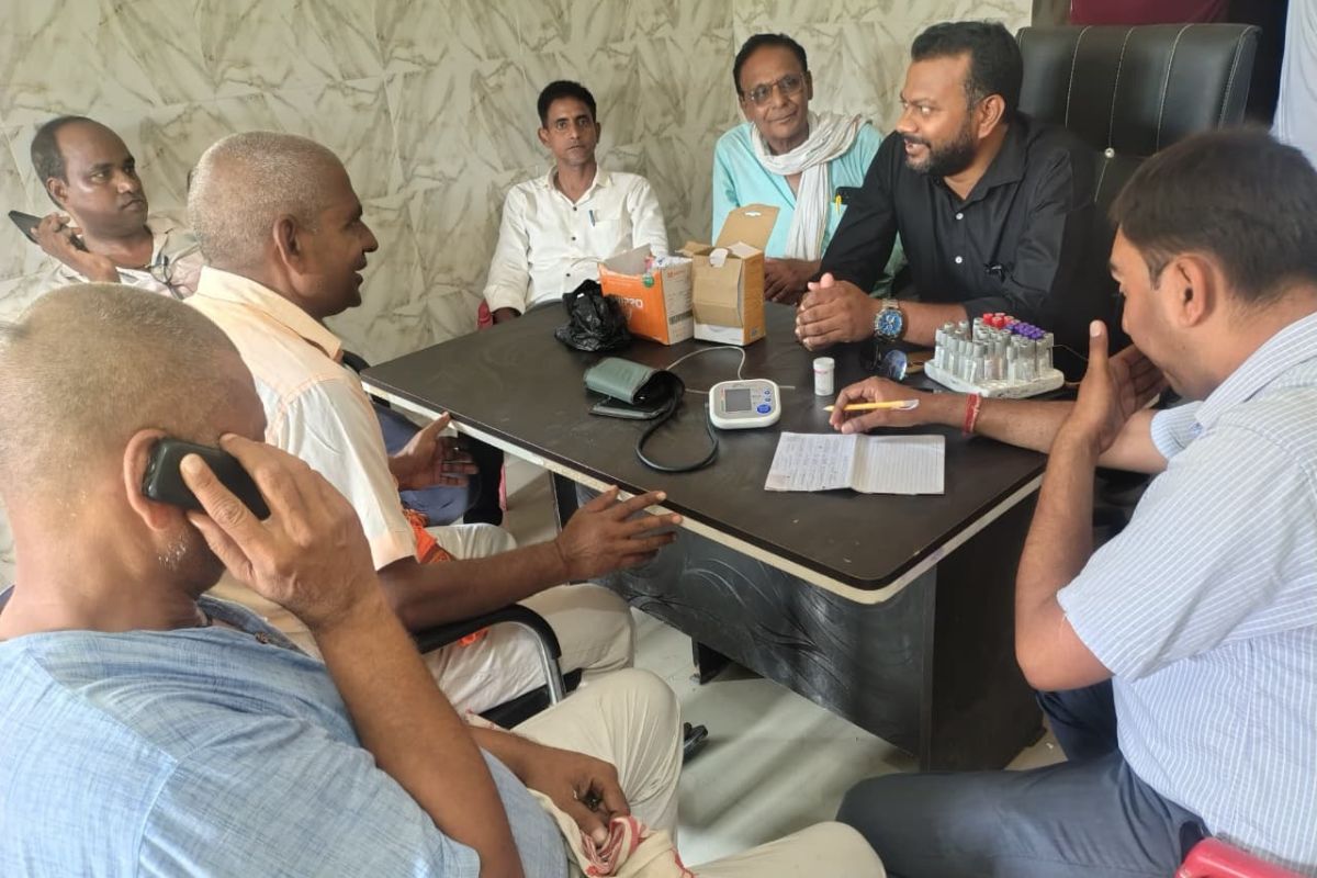 राजापाकर में ग्रामीणों के लिए मुफ्त स्वास्थ्य जांच शिविर, 50 लोगों की हुई जांच