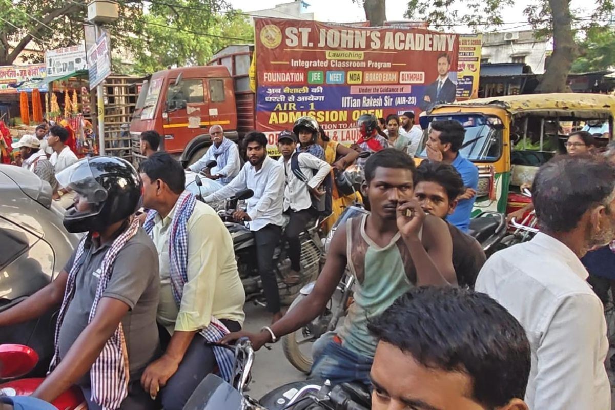 महुआ बाजार में जाम का कहर, राहगीरों और वाहन चालकों की बढ़ी मुश्किलें