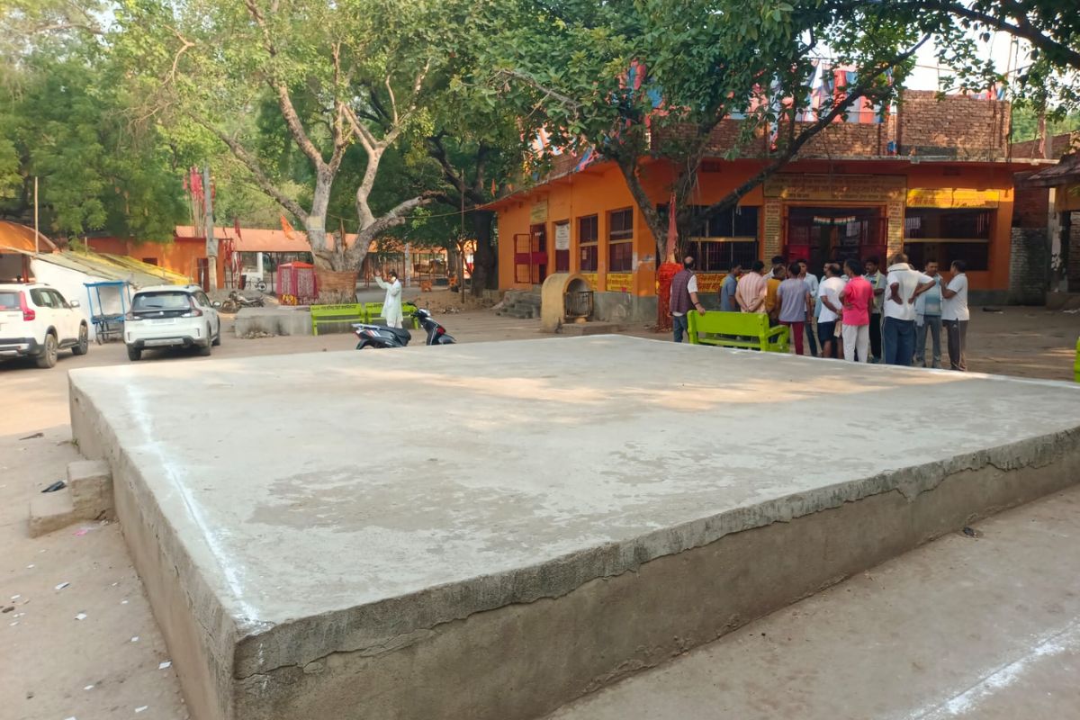 झारखंडी मंदिर परिसर में निर्माण कार्य का विरोध, निर्माण स्थल बदलने की मांग, बढ़ रहा विरोध