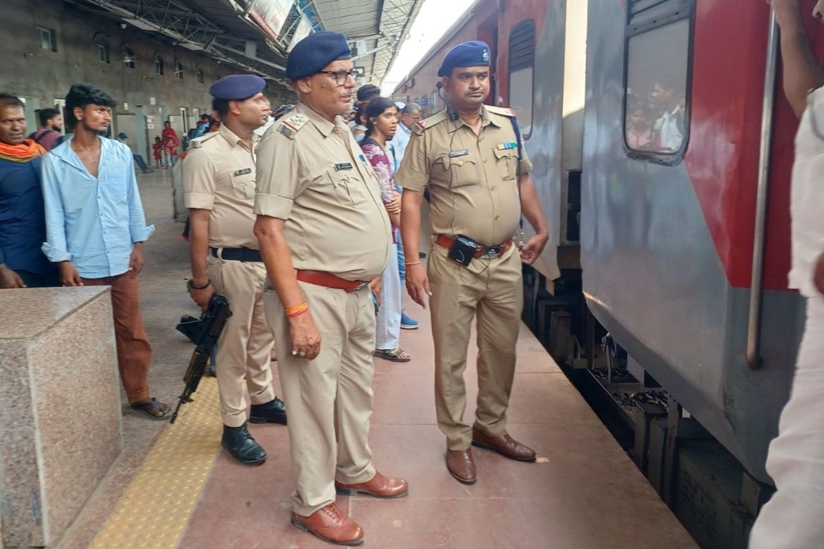 अभ्यर्थियों की भारी भीड़ के बीच सीवान स्टेशन पर विशेष व्यवस्था, रेलवे प्रशासन ने संभाली कमान