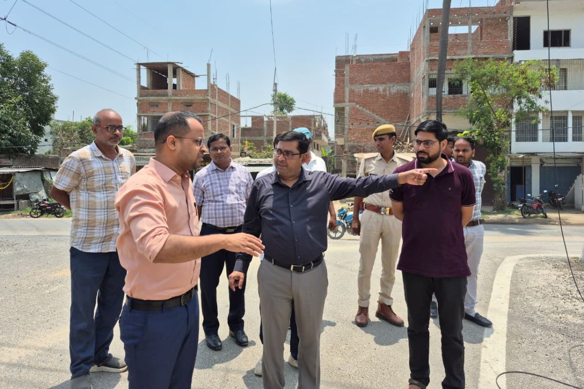 छपरा में जलनिकासी व्यवस्था का डीएम ने लिया जायजा, शहर के कई क्षेत्रों का किया निरीक्षण