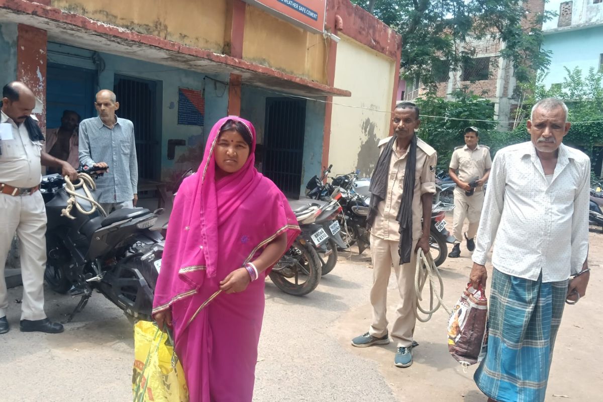 शराब कारोबार पर पुलिस का प्रहार, 57 लीटर शराब के साथ दो गिरफ्तार