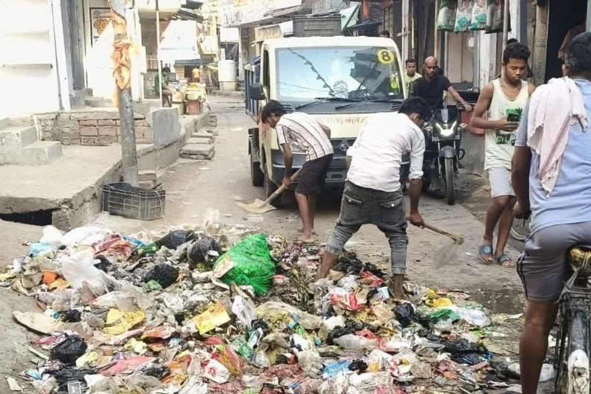 मीरगंज में स्वच्छता संकट टला, सफाई कर्मियों की हड़ताल समाप्त, नगर परिषद क्षेत्र में फिर दिखी स्वच्छता की रफ्तार