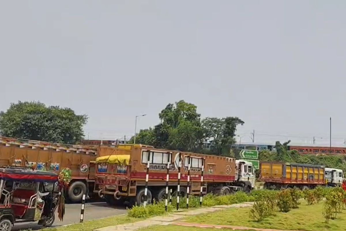 मलमास समाप्त होते ही सिमरिया गंगा घाट पर उमड़ी श्रद्धालुओं की भीड़, फोरलेन पर लगा जाम