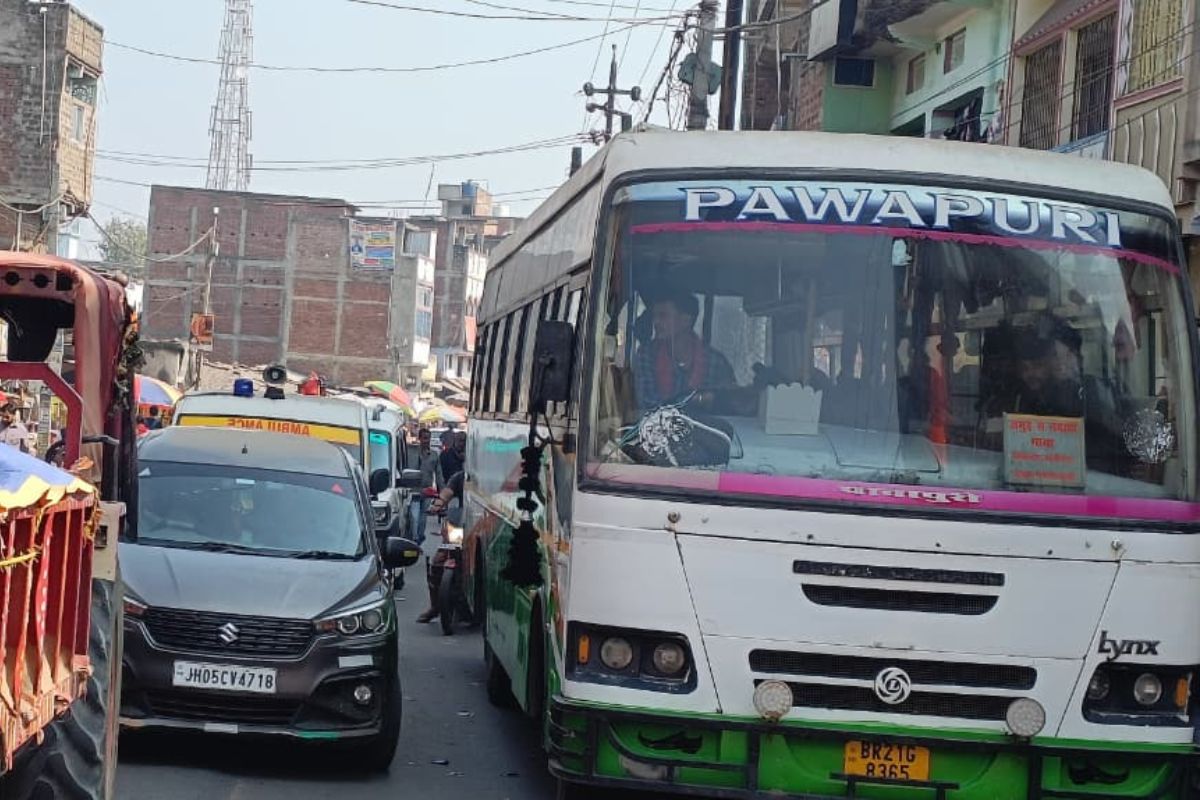 पकरीबरावां बाजार में जाम से बेहाल लोग, स्कूली बच्चों से लेकर मरीज तक जाम के कारण हो रहे परेशान