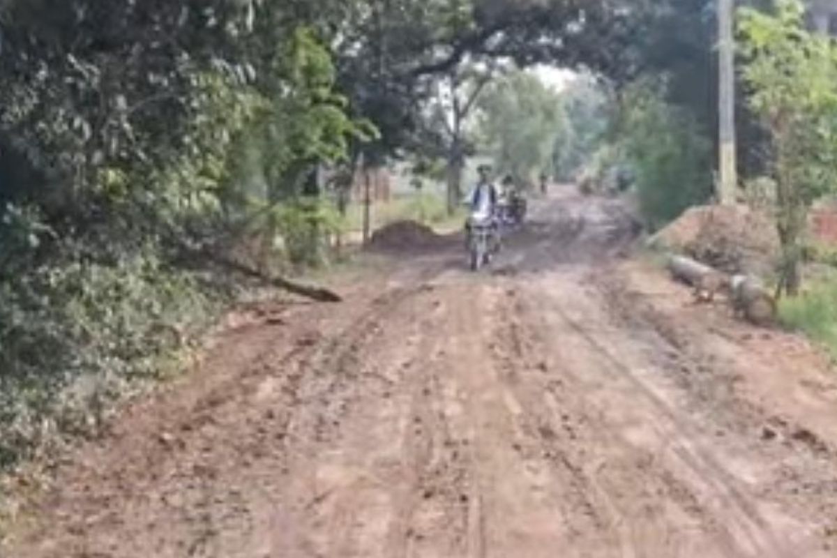 मिट्टी लदे ट्रैक्टरों ने बिगाड़ी सड़क की सूरत, रतौली–हरदिया मार्ग पर गड्ढे ही गड्ढे, जिम्मेदार विभाग बना मूकदर्शक