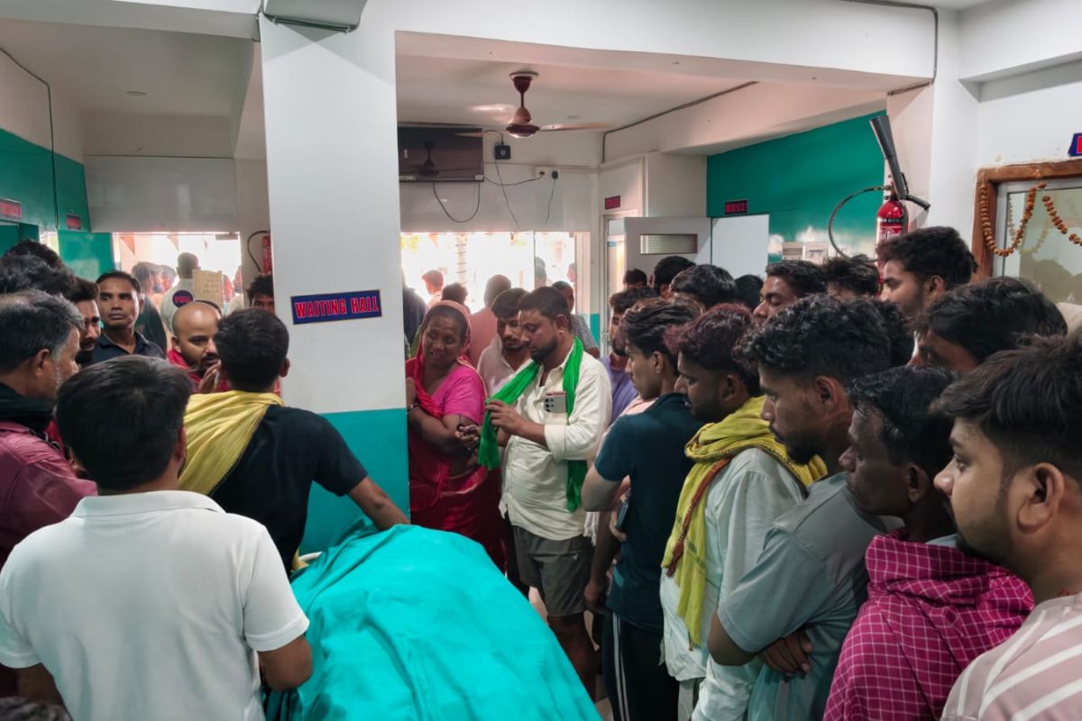 तेज रफ्तार ट्रैक्टर ने बाइक सवार को पीछे से मारी टक्कर, कार्यपालक सहायक की मौत, साथी भी घायल