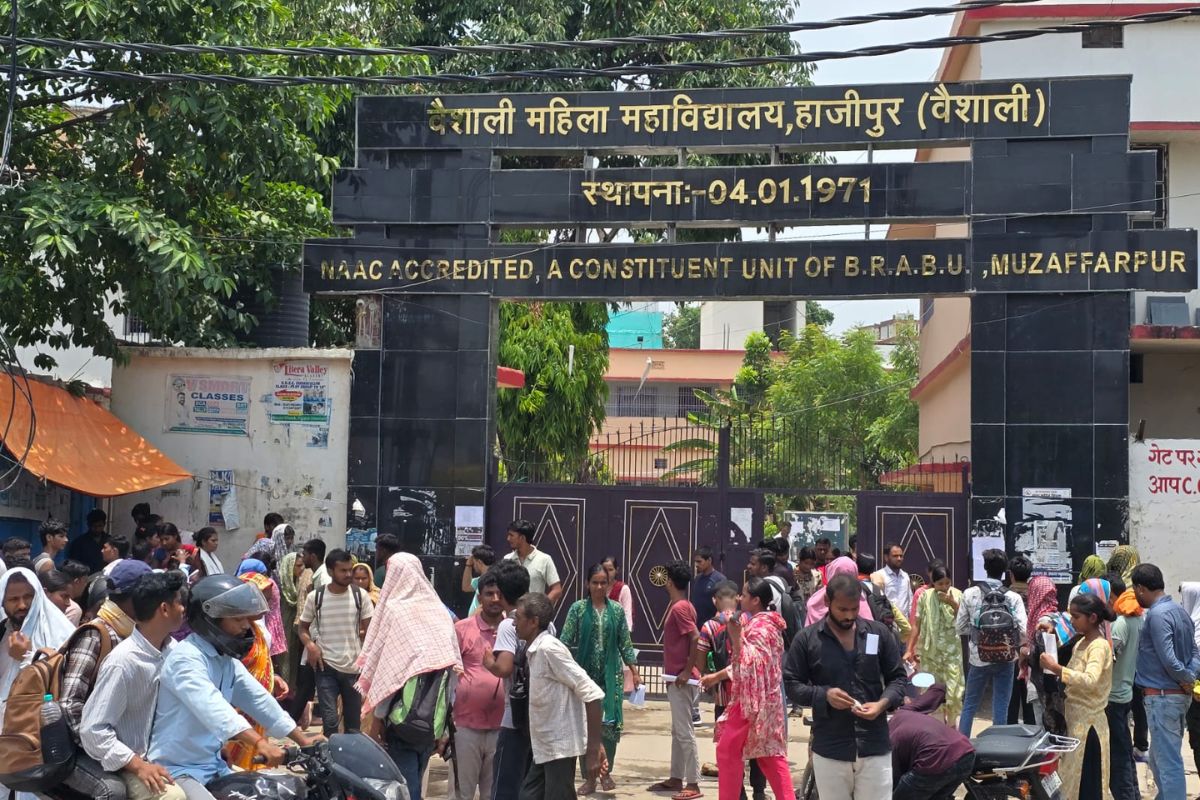 सिपाही भर्ती परीक्षा की पहली पाली संपन्न, केंद्रों से मुस्कुराते निकले अभ्यर्थी, कहा-सवाल आसान थे