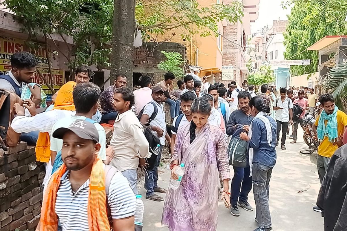 बिहार मद्य निषेध सिपाही भर्ती परीक्षा शुरू, सीवान में 21 केंद्रों पर कड़ी सुरक्षा के बीच परीक्षा आयोजित